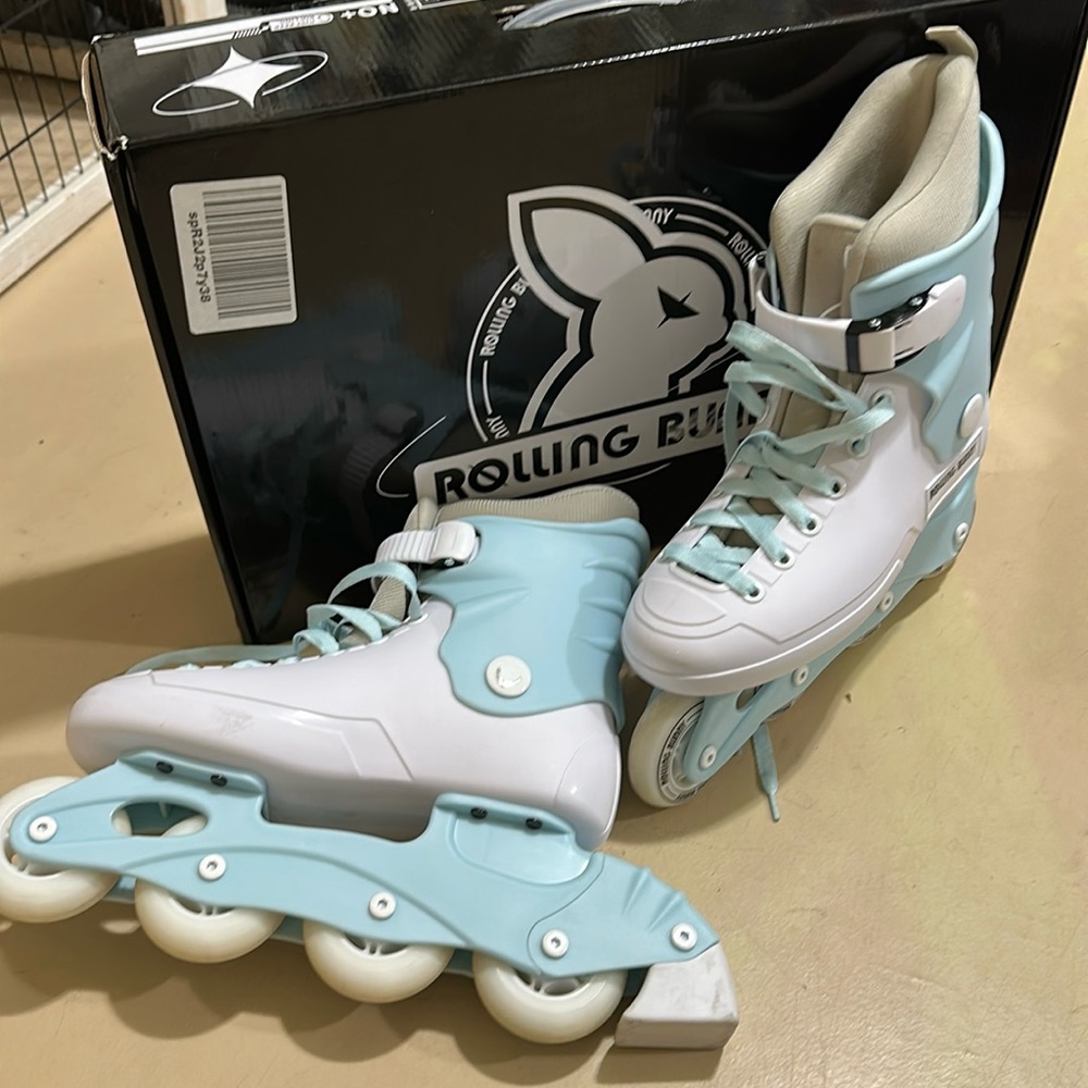 Ladies 7.5 Inline Skates. New with box. Knee guards and wrist guards.